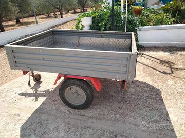 Rimorchio auto un asse grigio-rosso con documenti