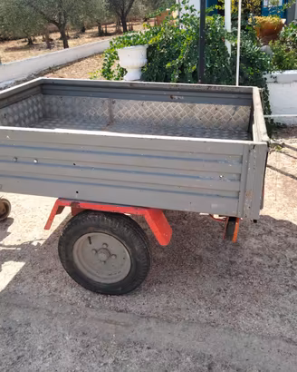 Rimorchio auto un asse grigio-rosso con documenti