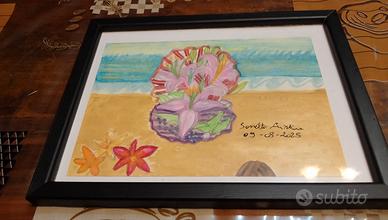 Conchiglia aperta con gigli su spiaggia