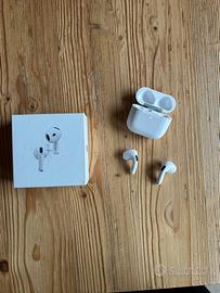 Airpods 4 con cancellazione attiva del rumore