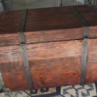 Cassa in legno con finiture  in ferro