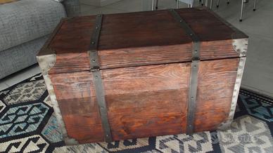 Cassa in legno con finiture  in ferro