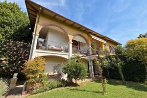 Villa di 180 m² con più di 5 locali e box auto a A