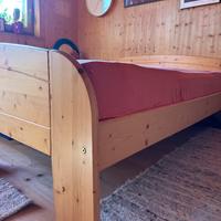 Letto matrimoniale artigianale in abete con comodi