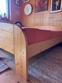Letto matrimoniale artigianale in abete con comodi