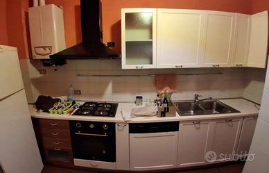 Cucina elegante con frigo lavastoviglie Miele e fo