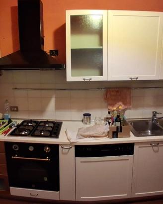 Cucina elegante con frigo lavastoviglie Miele e fo