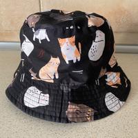 Cappello nero con i gatti