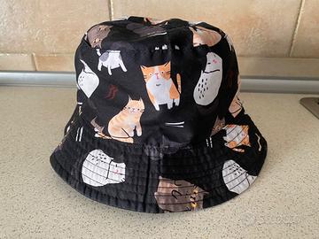 Cappello nero con i gatti
