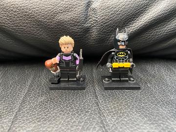 Lego minifigures Batman e Hawkeye