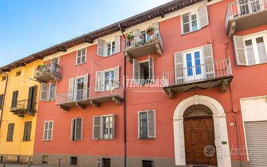 CINQUE LOCALI PANORAMICO IN CENTRO STORICO