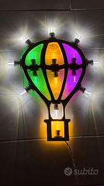 Fiore, calice di vino e mongolfiera