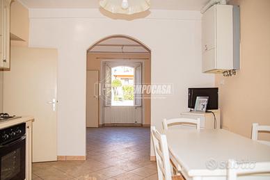 SOLUZIONE BIFAMILIARE CON AMPIO GIARDINO