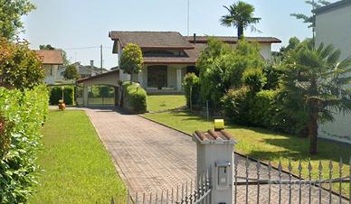 Casa singola ampi spazi con 2000 mq di giardino