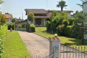 Casa singola ampi spazi con 2000 mq di giardino