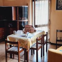 Salotto con cristalliera ad angolo