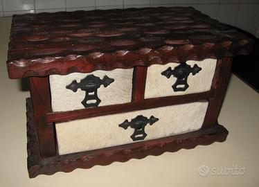 Cofanetto in legno massiccio con cassettini