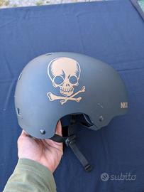 casco skateboard monopattino