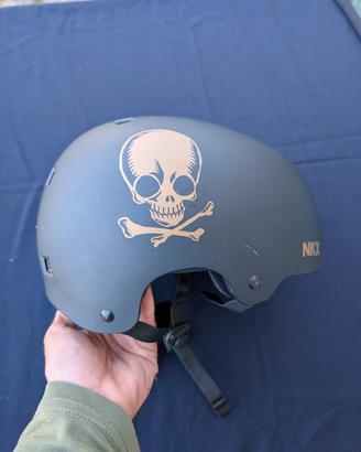 casco skateboard monopattino