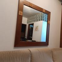Specchio con cornice in legno