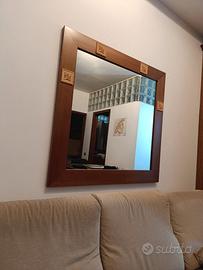 Specchio con cornice in legno