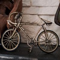 bicicletta da corsa in argento