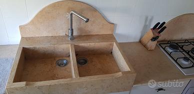 Cucina con lavello in marmo