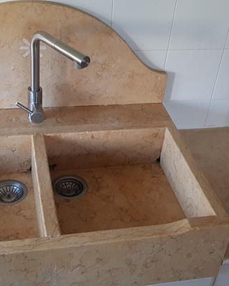 Cucina con lavello in marmo