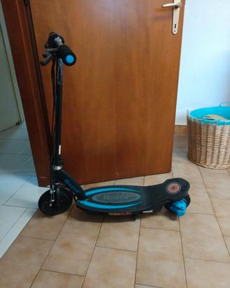 Monopattino elettrico Razor + casco e protezioni