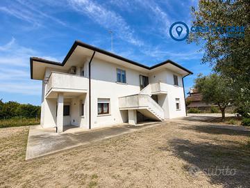 Villa singola con giardino e garage
