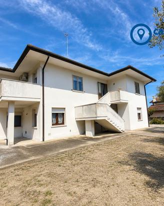 Villa singola con giardino e garage