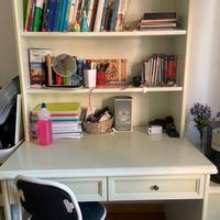 Scrivania con libreria e sedia