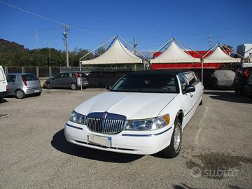 LINCOLN Town Car Limousine