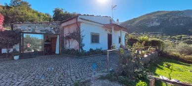 Villetta oltre terreno e vigneto