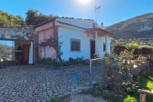 Villetta oltre terreno e vigneto