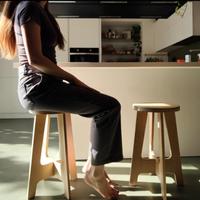 Sgabello in legno  per tavolo snack