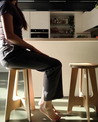 Sgabello in legno  per tavolo snack