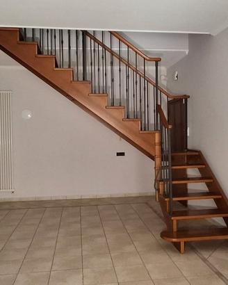 Scala interna in legno massello e ferro