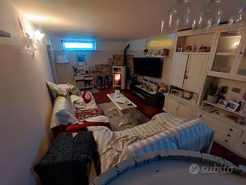 Due divani: rispettivamente da due e tre posti