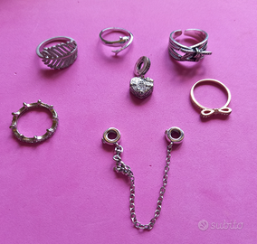 Lotto 5 anelli + 2 charms simil nota marca