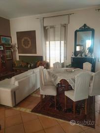 Casa semi singola 3 piani con terrazzo e cortile