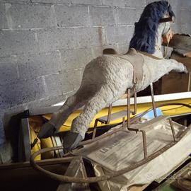 N 2 antichi cavalli a dondolo