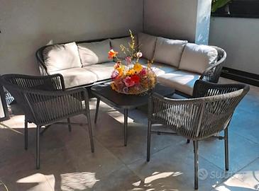 SALOTTO ESTERNO: DIVANO ANGOLARE, POLTRONE, TAVOLO