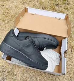 Nike Air Force 1 Black -- EU 40