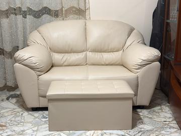 Divano 2 posti biamco im ecopelle+pouf contenitore