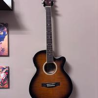 Chitarra acustica amplificata con accordatore