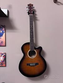 Chitarra acustica amplificata con accordatore