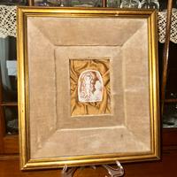 Cammeo vintage con quadro da esposizione