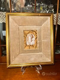 Cammeo vintage con quadro da esposizione