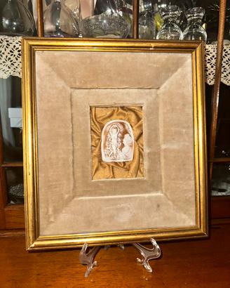 Cammeo vintage con quadro da esposizione